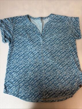 L.L. Bean Short Sleeve Blue Patterned Split-Neck Tee